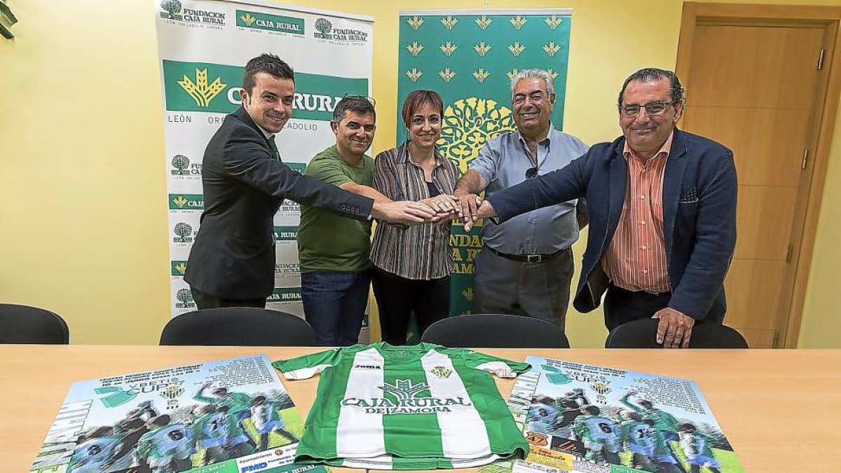 Representantes del Betis y de Caja Rural de Zamora en la presentación.-ICAL