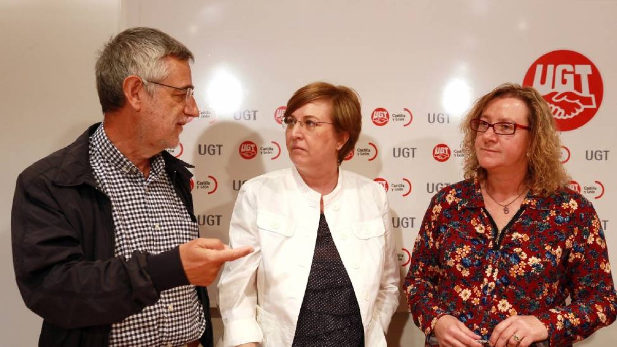 La secretaria confederal de Igualdad de UGT, Almudena Fontecha (C); y el secretario general de los ugetistas de Castilla y León, Agustín Prieto, presentan una iniciativa legislativa popular para impulsar una prestación de servicios mínimos. Junto a ellos,-Ical