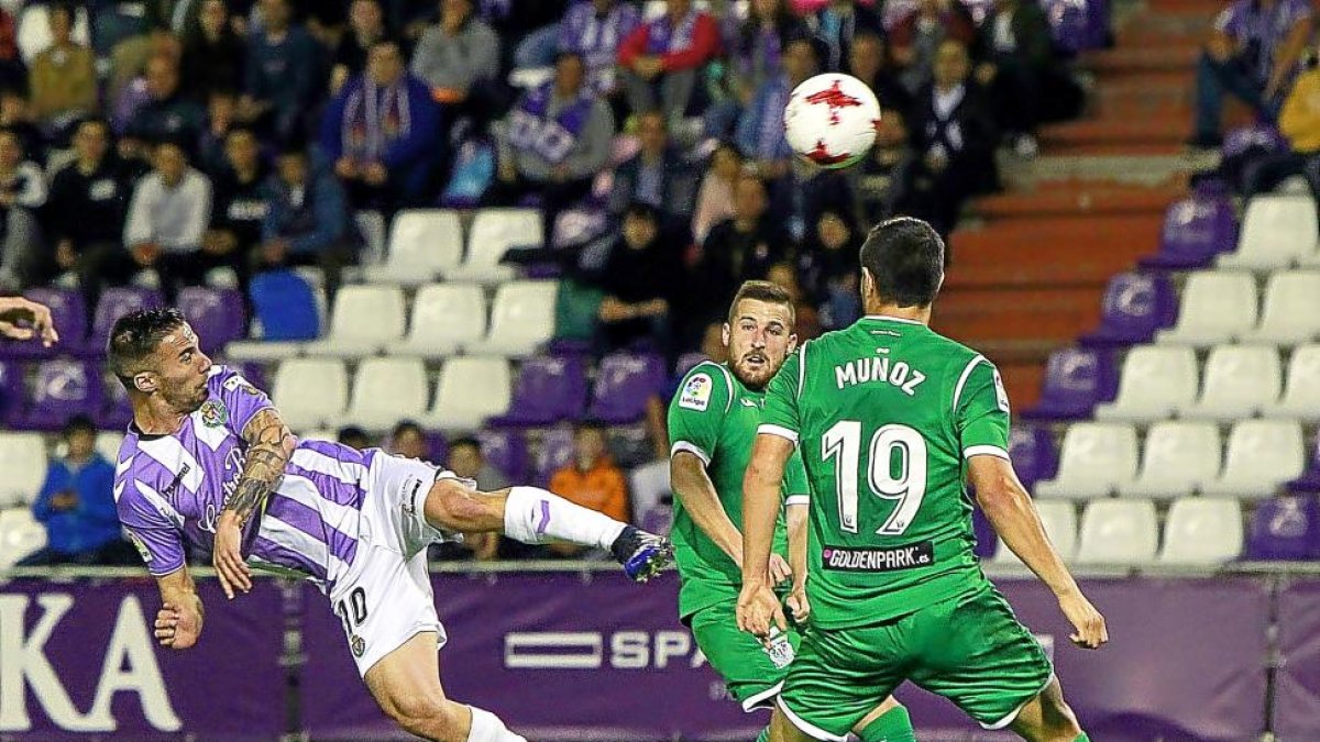 Marcos cabecea en el Real Valladolid-Leganés de Copa.-J.M.L.
