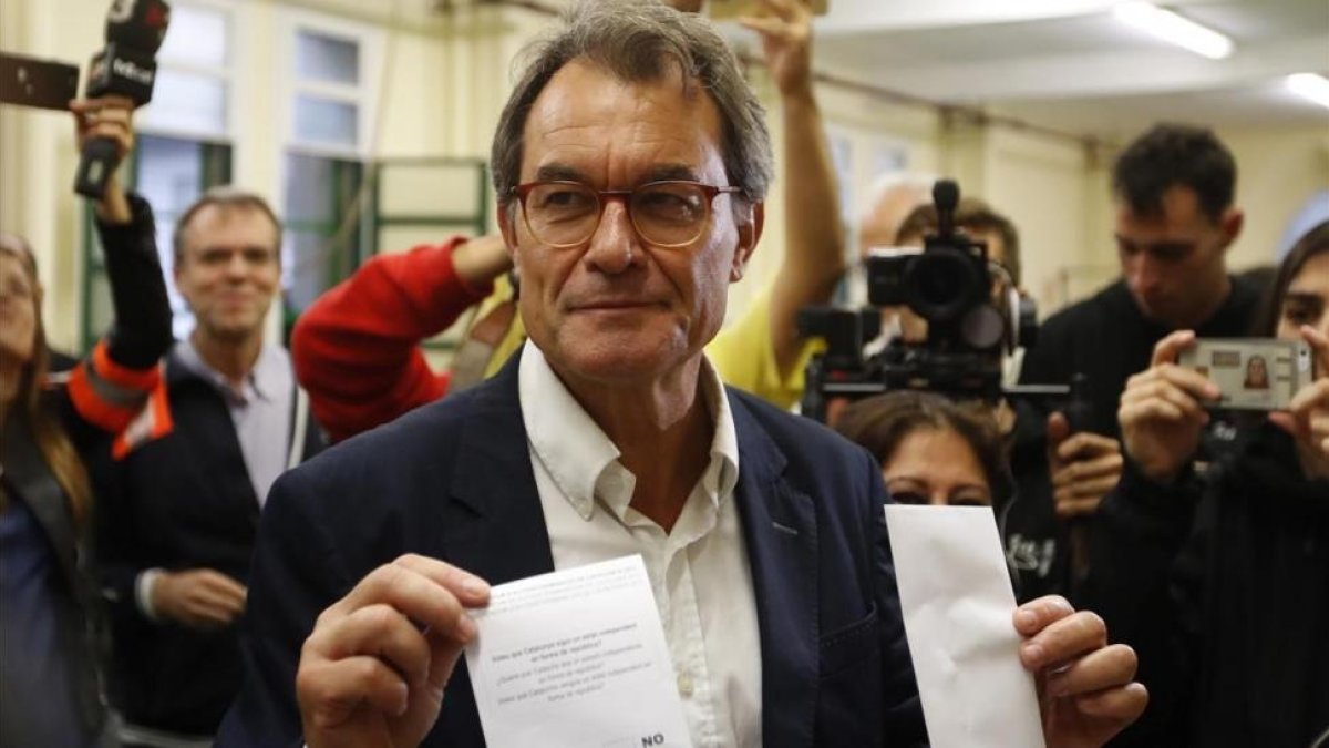 El expresidente de la Generalitat Artur Mas, votando el pasado 1 de octubre.-PERIODICO (EFE / ALBERTO ESTÉVEZ)