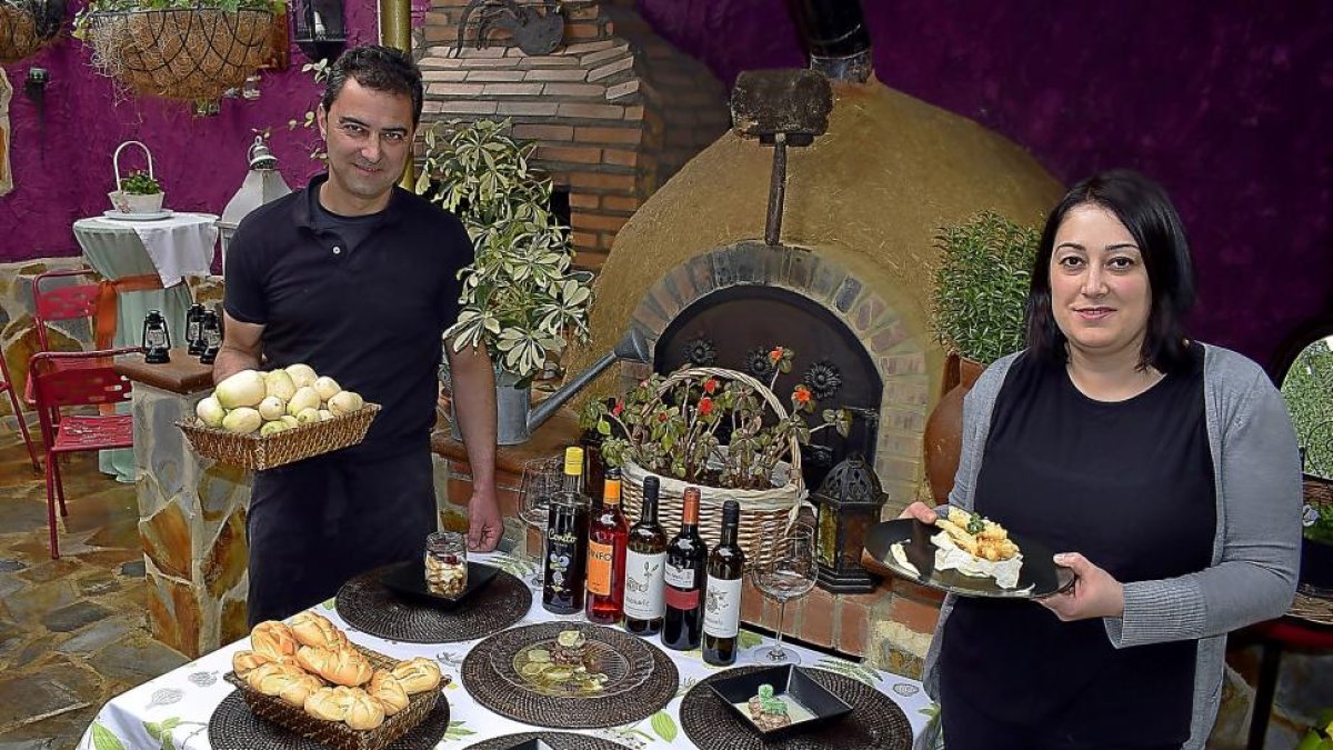 David Martínez, jefe de cocina, y Camino León, responsable de sala, con los platos del menú especial elaborado con nabos.-ARGI