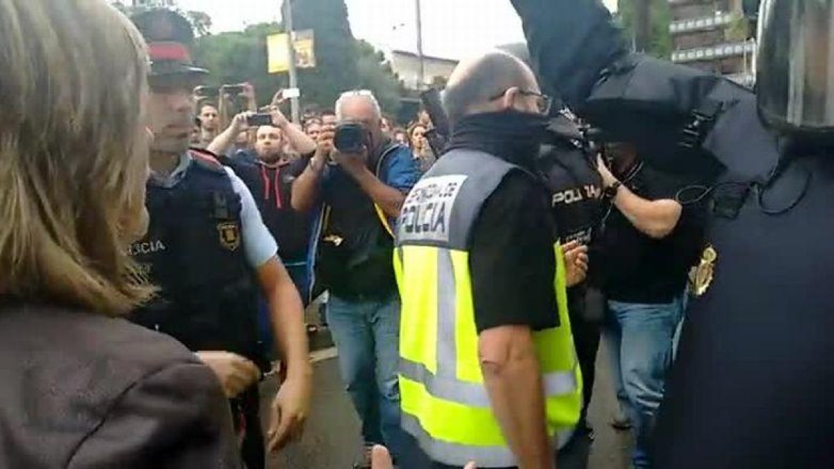 La alcaldesa de LHospitalet, Núria Marín, a la policía en el IES Can Vilumara: Iros.-EL PERIÓDICO
