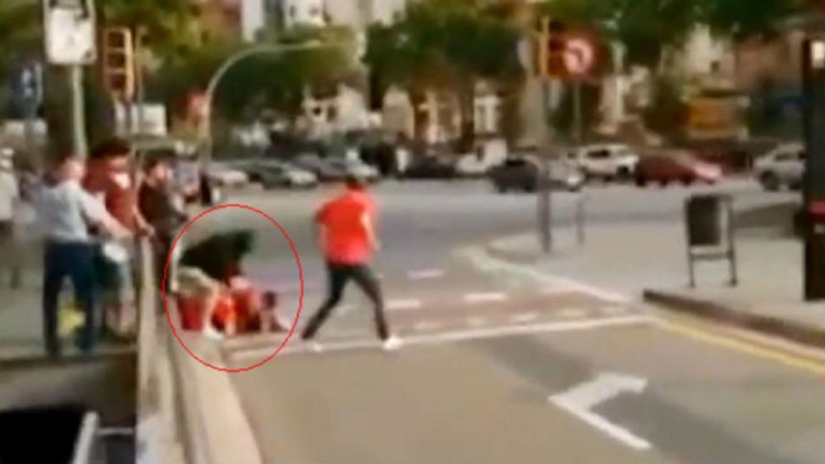 Captura del vídeo en el que quedó grabada la agresión a seguidores de la selección española de fútbol.-