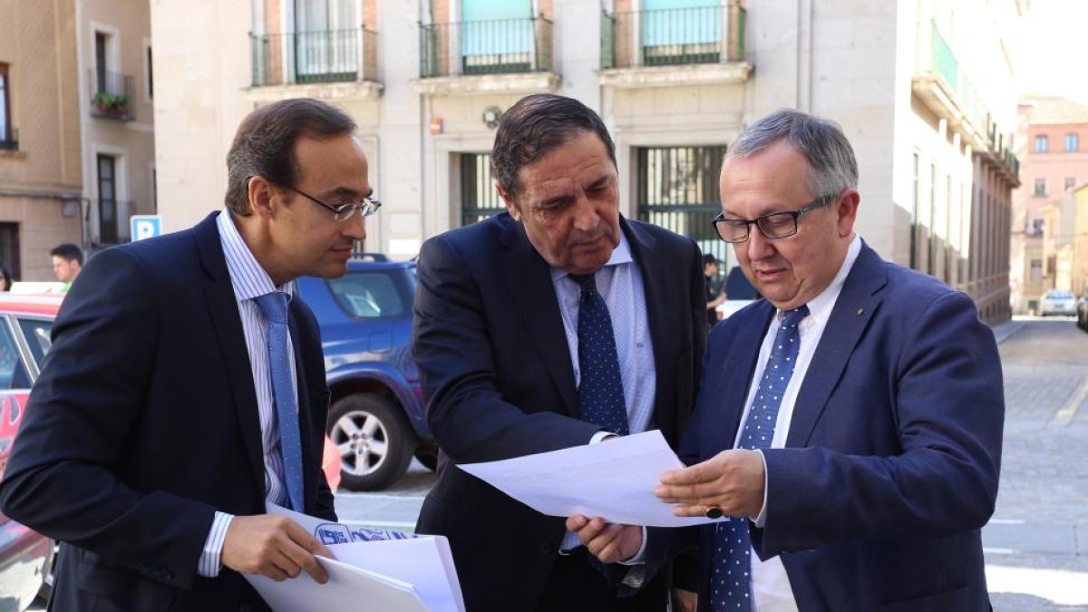 El consejero de Sanidad, Antonio María Sáez, y el equipo directivo de su departamento celebran Consejo de Dirección Abierto-Diego de Miguel / ICAL