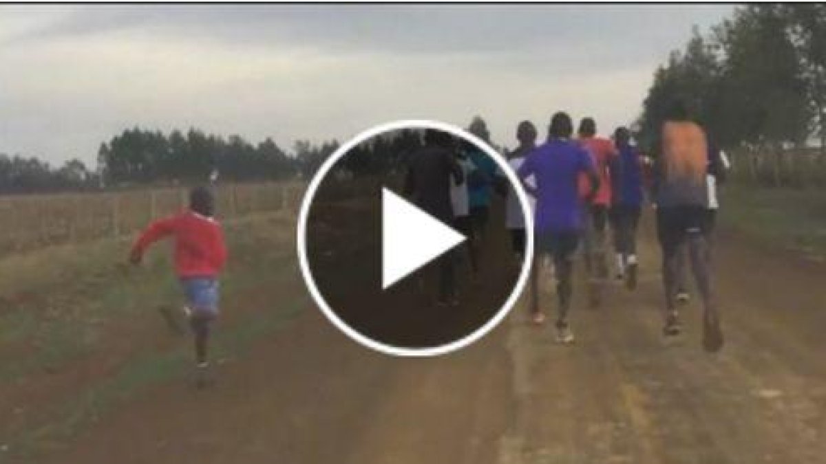 Un niño trata de seguir el ritmo de los mayores en Kenia.-TWITTER