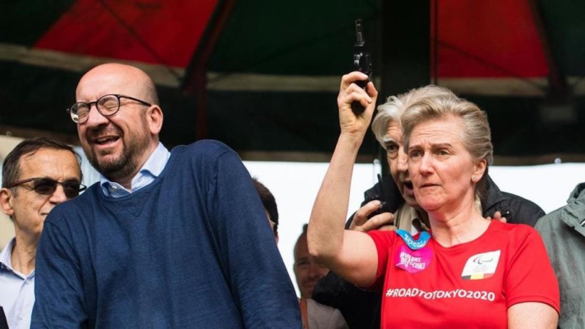 El primer ministro belga, Charles Michel, hace una mueca por el ensordecedor pistoletazo de salida que le ha provocado lesiones.-AFP