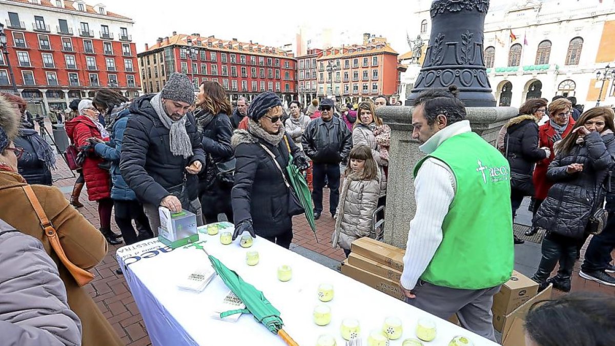 Mesa de cuestación de la AECCen la Plaza Mayor durante el acto de geolocalización de la lucha contra el cáncer.-ICAL