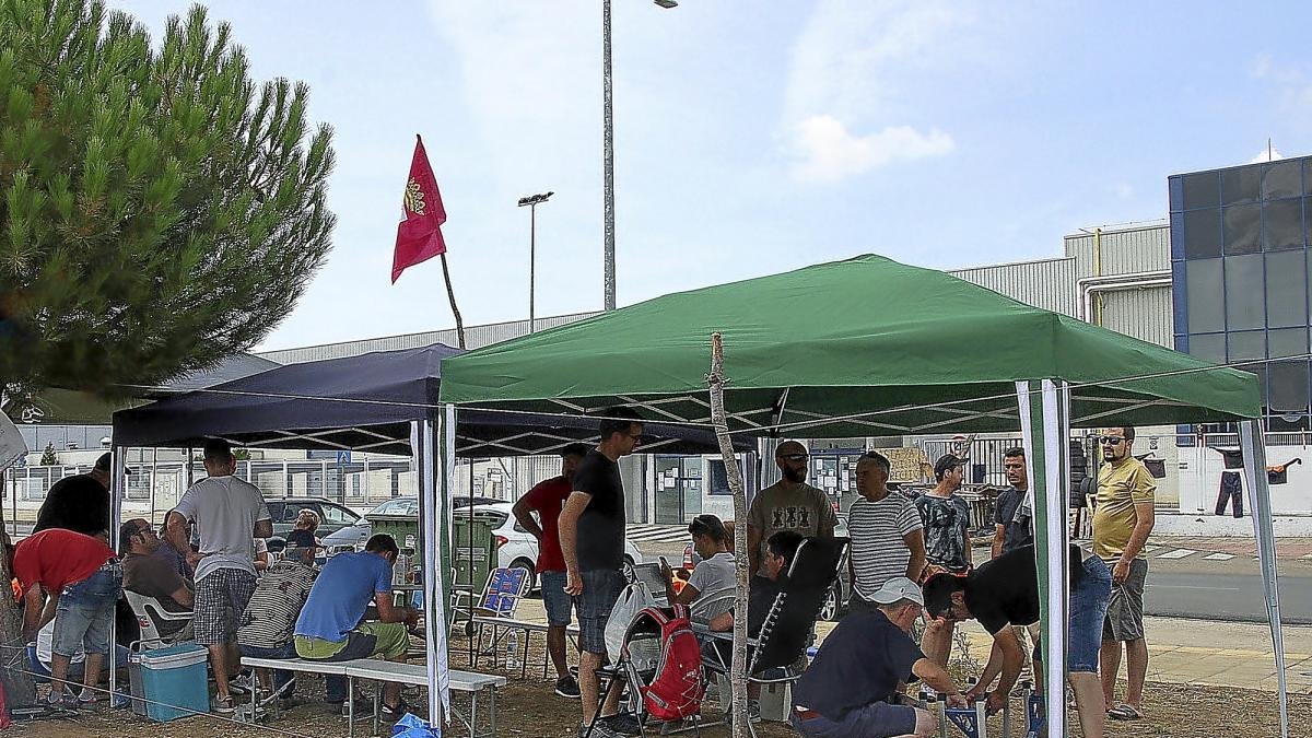 Campamento de los trabajadores de Vestas en la planta de León, en una imagen de archivo.-ICAL