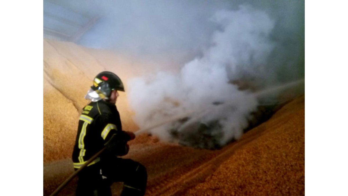 Extinción del incendio en una nave de Medina del Campo. -BOMBEROSDIPVALL