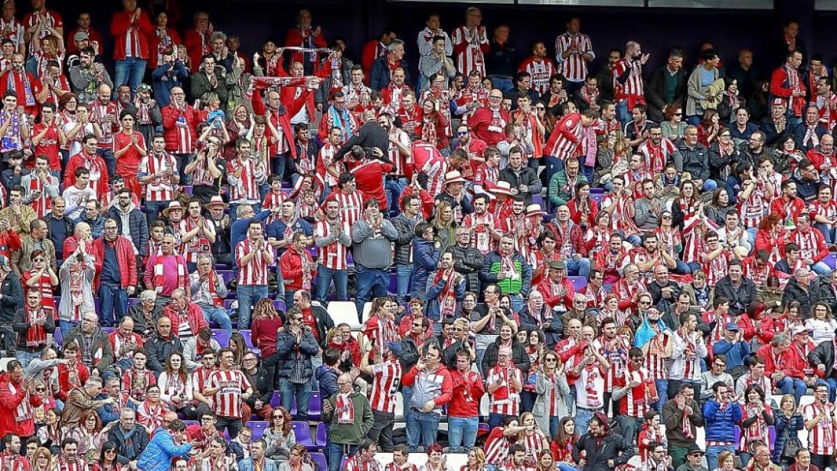 La afición del Sporting ocupó varias zonas del estadio Jose Zorrilla durante el partido de ayer.-J.M. LOSTAU