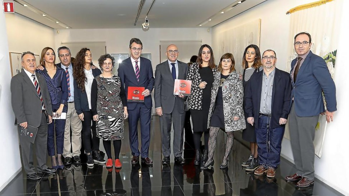 Martínez Majo y Carnero posan en el centro de la imagen junto a Alonso Ares, Salguero, Remedios, Velázquez, Medarde, Fernández y el comisario García Martínez, ayer, en Valladolid.-J.M.LOSTAU