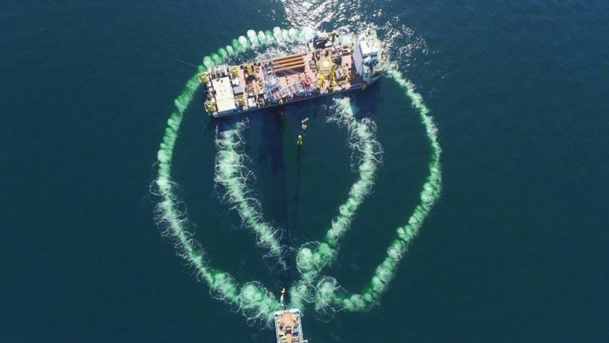 Vista aérea de las operaciones de hinca de pilotes Giant 7 (arriba) realizando el hincado de pilotes y aplicación de cortinas de burbujas para mitigación de ruido desde el barco Blue Aries (abajo).-EL MUNDO