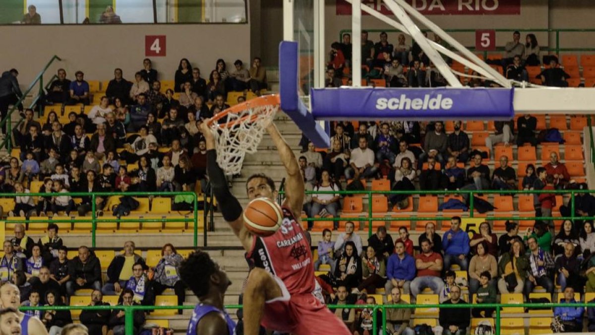 Jito Kok se cuelga del aro en el partido contra Ourense.-PHOTO-DEPORTE
