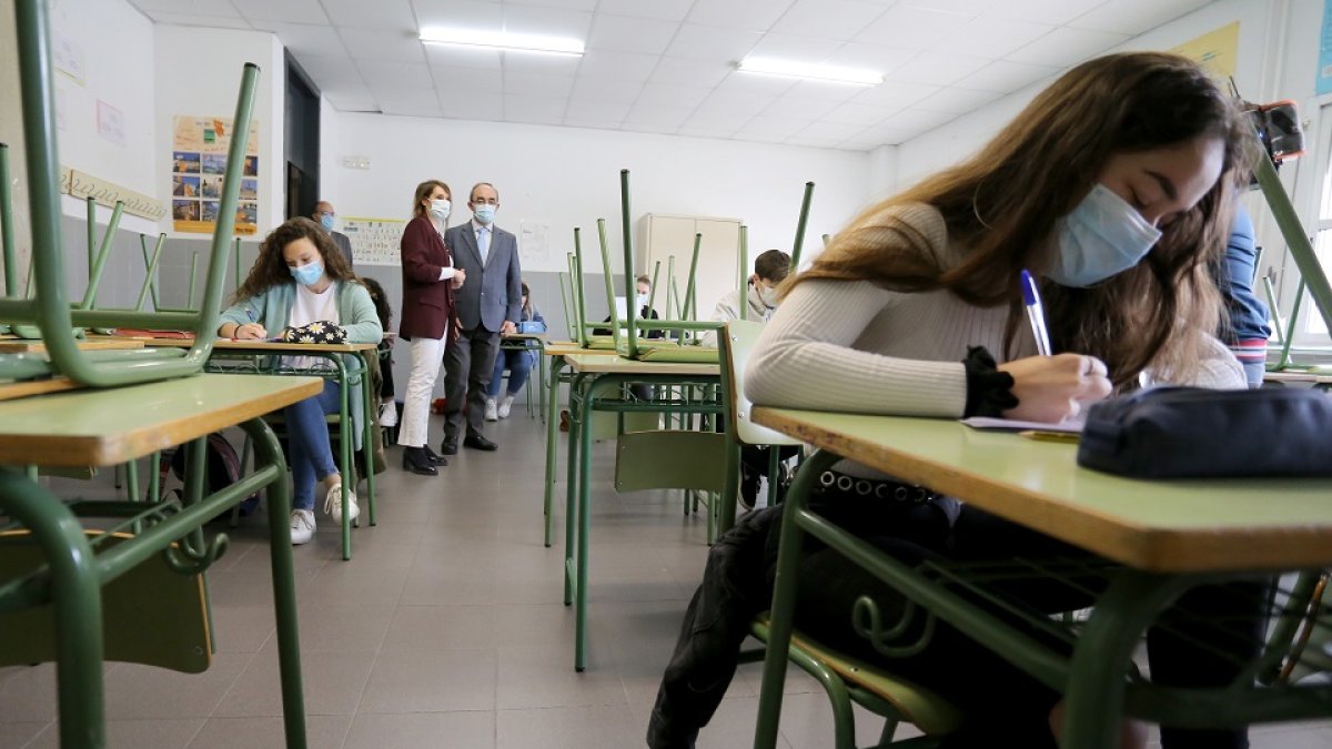 Alumnos del instituto Julián Marías  durante las clases de refuerzo días antes de celebrarse la EBAU. ICAL