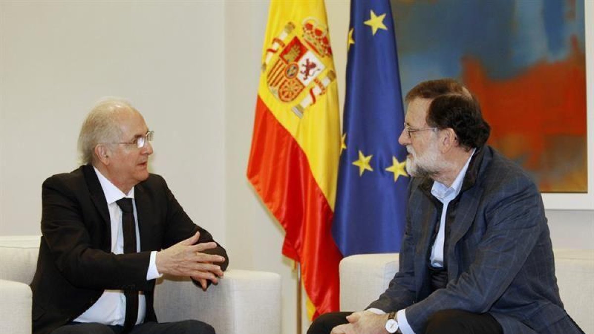 El presidente del Gobierno, Mariano Rajoy (d), ha recibido hoy en el Palacio de la Moncloa al alcalde metropolitano de Caracas y opositor venezolano, Antonio Ledezma (i), que llegó esta madrugada al aeropuerto de Barajas tras haberse fugado de su país-EFE/Javier López