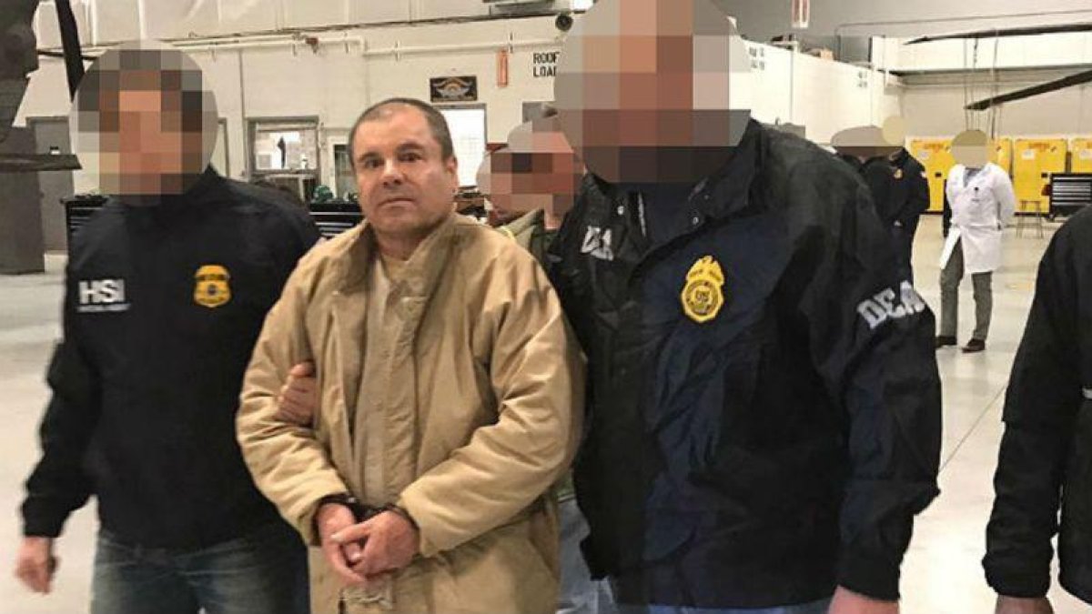 El Chapo Guzman, escoltado por agentes federales,  a última hora del jueves.-AFP