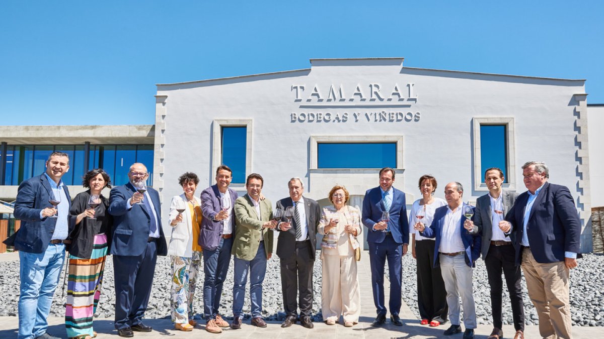 Foto de familia en las bodegas Tamara. / E. M.