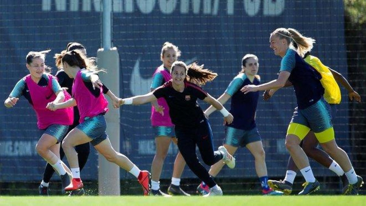 Las jugadoras del Barça femenino, en una sesión preparatoria.-ENRIC FONTCUBERTA / EFE