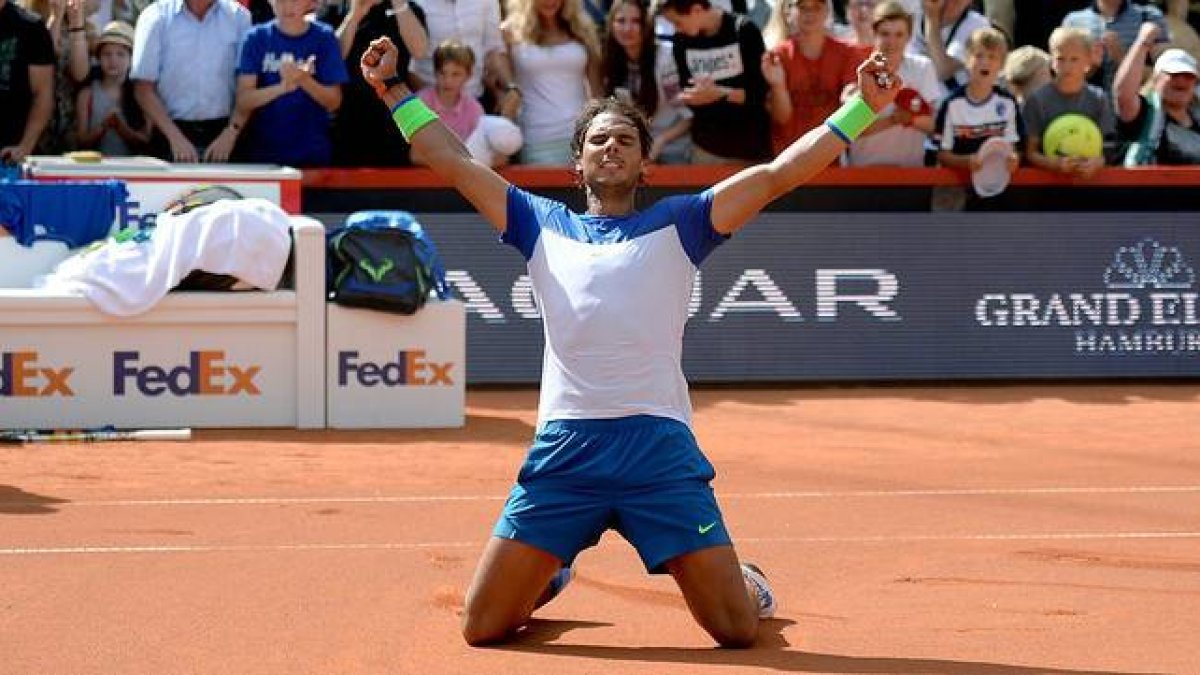 Rafael Nadal, de rodillas sobre la pista, celebra su victoria en la Final de Hamburgo ante Fabio Fognini.-Foto:   EFE / DANIEL REINHARDT