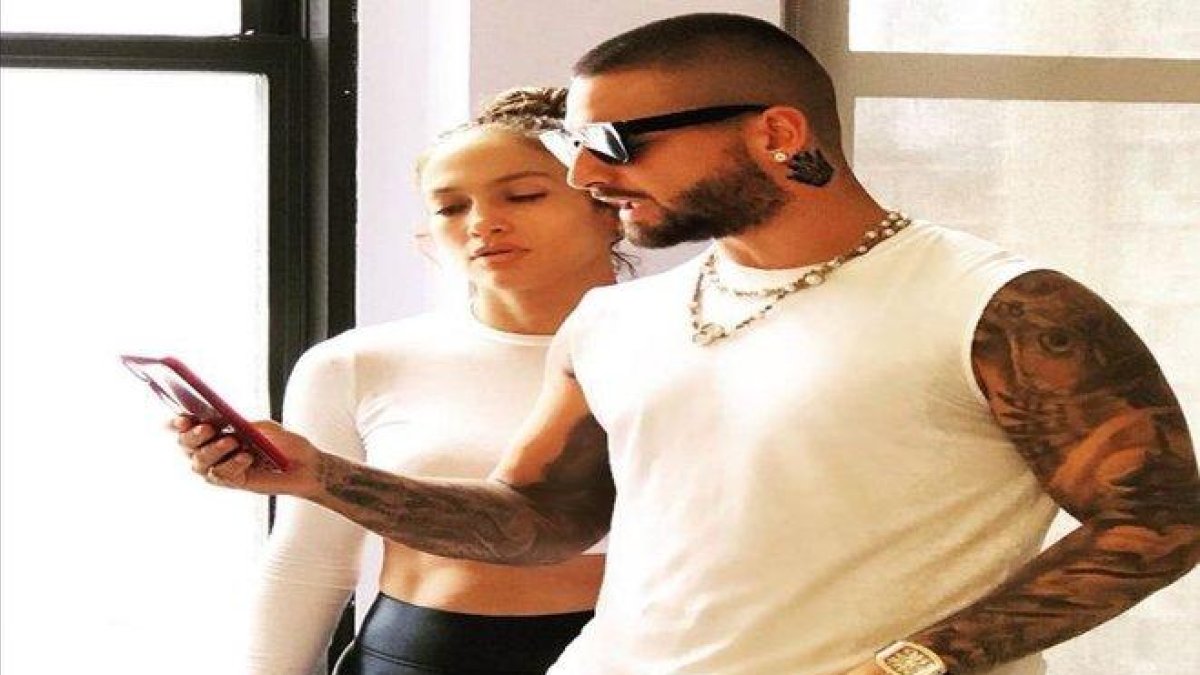 Jennifer López y Maluma trabajan juntos en una película.-