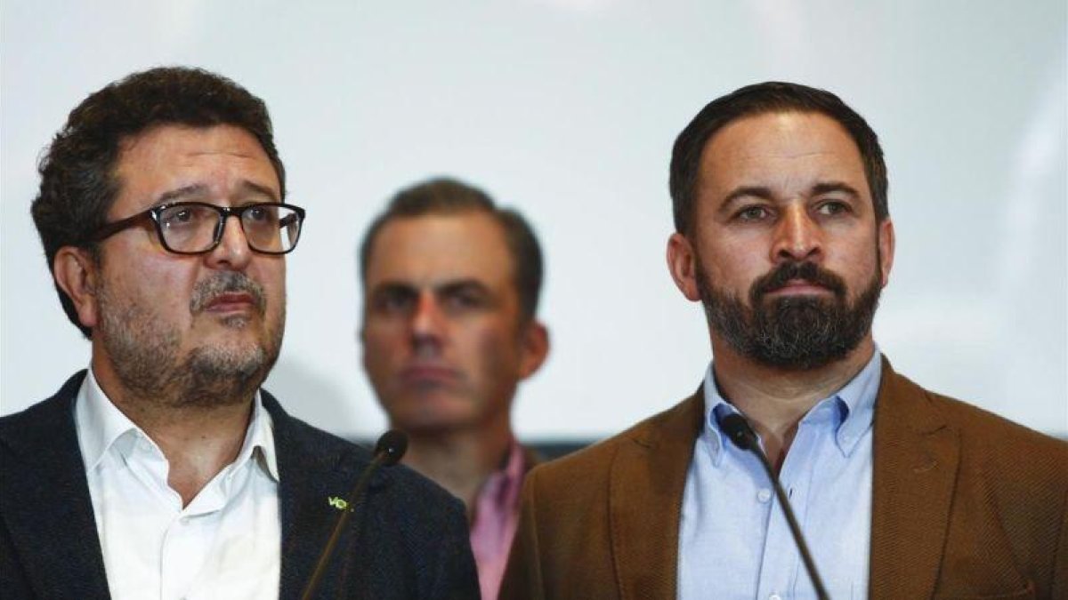 Francisco Serrano y Santiago Abascal, en la rueda de prensa que han ofrecido este lunes en Sevilla.-JON NAZCA (REUTERS)