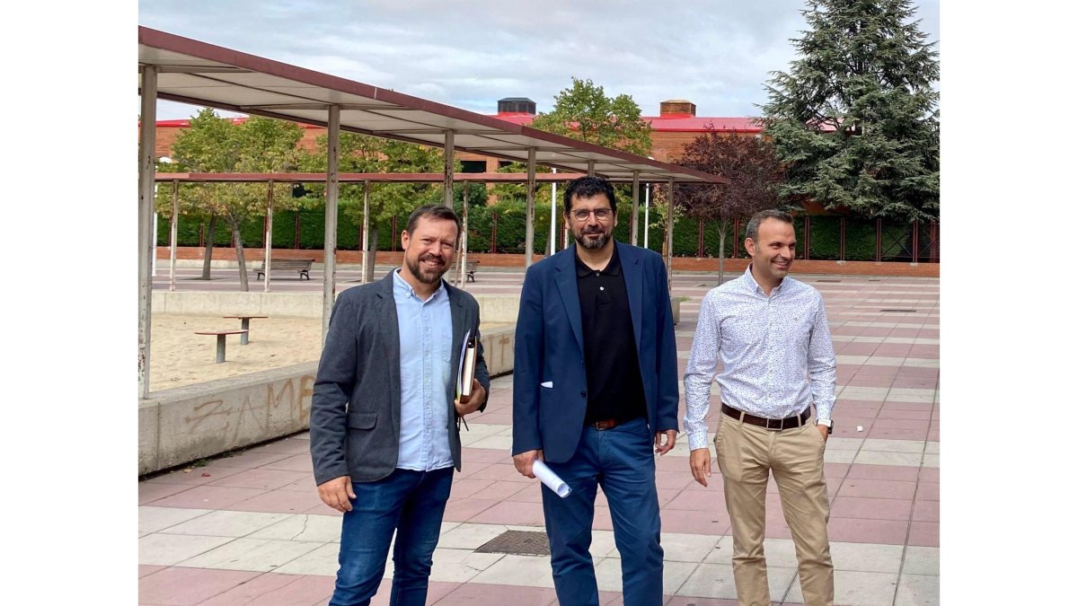 El concejal de Participación Ciudadana y Deportes, Alberto Bustos, durante su visita a la renovada cubierta de la piscina Ribera de Castilla del barrio vallisoletano de La Rondilla. EUROPA PRESS