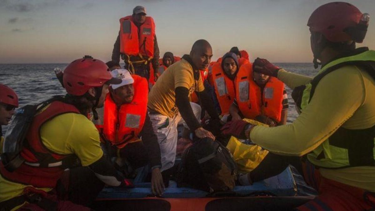 Refugiados e inmigrantes rescatados por la tripulación del 'Astral', a unas 18 millas al norte de Libia, el 21 de julio.-AP / SANTI PALACIOS