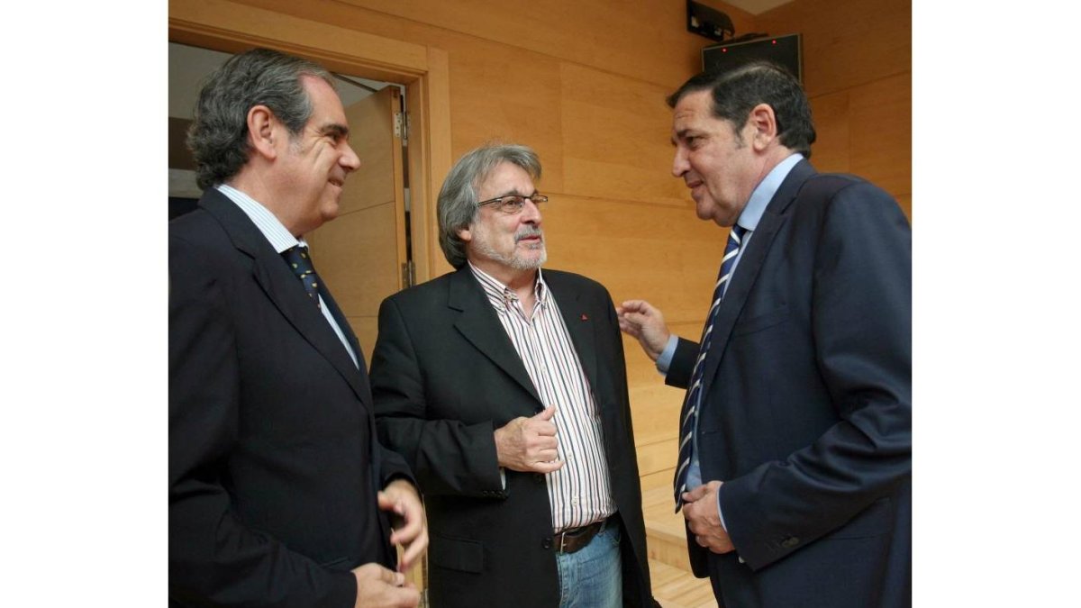 El consejero de Sanidad, Antonio María Sáez Aguado, comparece en la Comisión de Hacienda de las Cortes de Castilla y León para explicar las cuentas de su departamento para 2015. Junto a él, José María González, de IU, y el popular Jesús María Aguilar-Ical