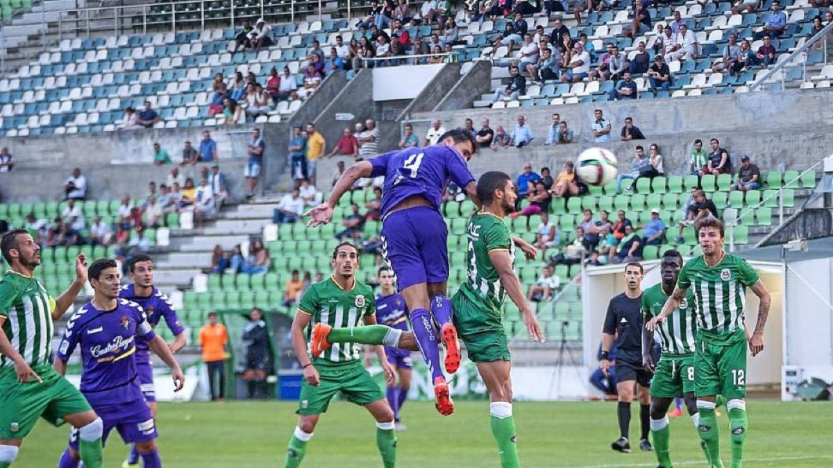 El central Juanpe, recuperado de su lesión, remata de cabeza ante la mirada de jugadores de ambos equipos.-Photo-Deporte