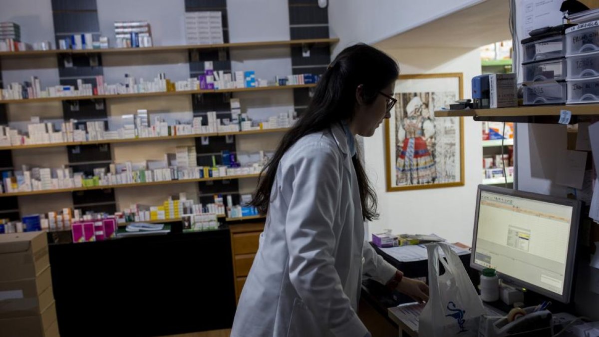 Vista interior de una farmacia-ANTONIO HEREDIA