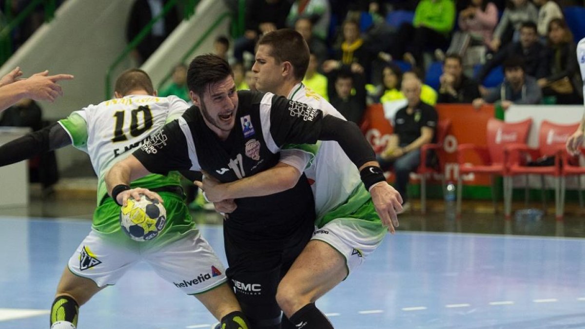 Abel Serdio intenta superar en la línea el férreo marcaje de dos jugadores del Anaitasuna.-PHOTODEPORTE