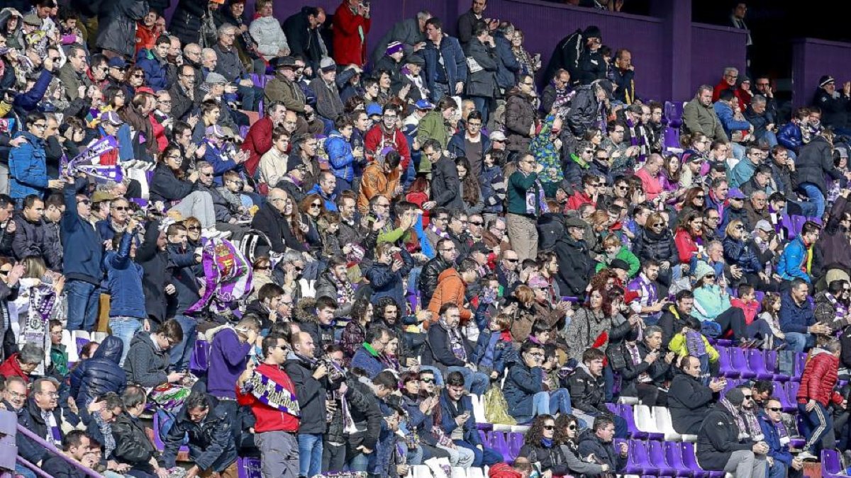 Aficionados blanquivioletas, en el choque ante el Córdoba.-M. Á. SANTOS