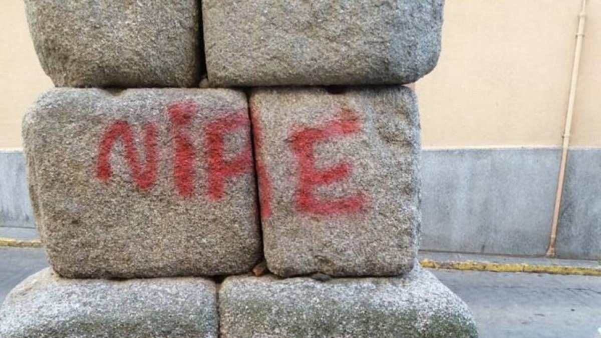 Restos de pintadas vandálicas en el acueducto de Segovia-Ical