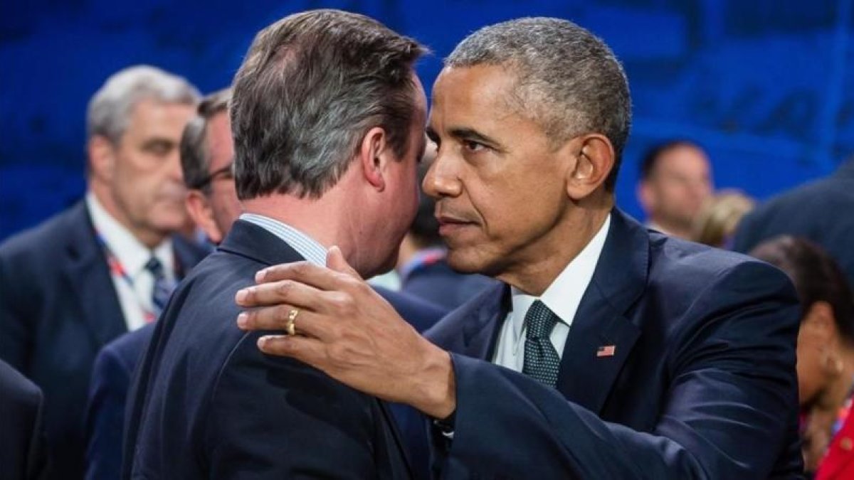 Obama (derecha) saluda a Cameron antes de la reunión de mandatarios de la OTAN, en Varsovia, este viernes.-