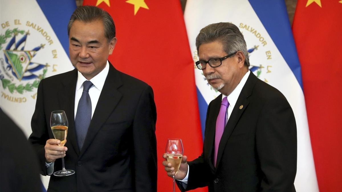 El ministro de Asuntos Exteriores de China, Wang Yi (izquierda), y el de El Salvador, Carlos Castaneda, brindan por el establecimiento de relaciones diplomáticas en Pekín-AP / MARK SCHIEFELBEIN