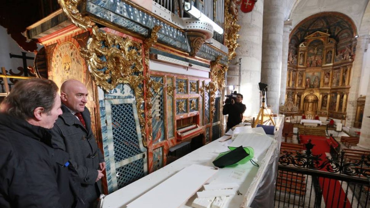 En la imagen el presidente de la Diputación de Valladolid, Jesús Julio Carnero, visita la iglesia de los Santos Juanes en Nava del Rey donde se llevan a cabo labores de restauración del órgano-Ical
