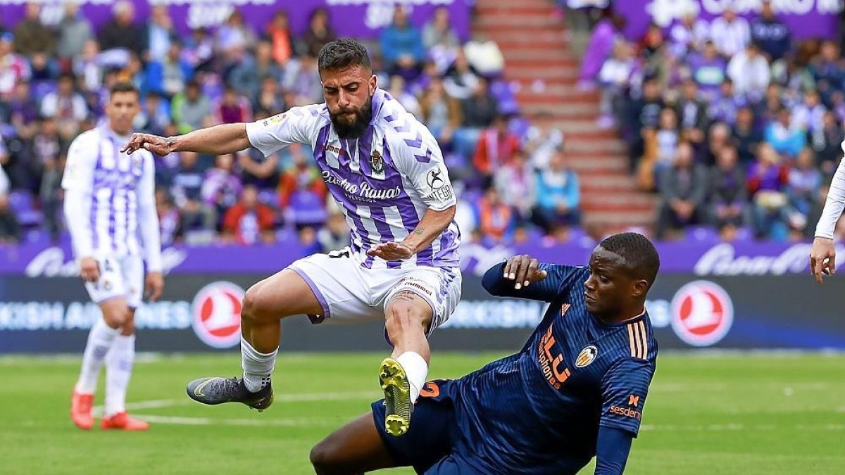 Verde elude al valencianista Diakhaby, en su último partido con el uniforme del Real Valladolid.-PABLO REQUEJO