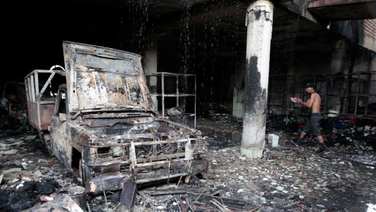 Interior de la casa donde han fallecido siete miembros de una misma familia tras ser atacada la vivienda por unos desconocidos con cócteles molotov.-/ REUTERS / OSWALDO RIVAS
