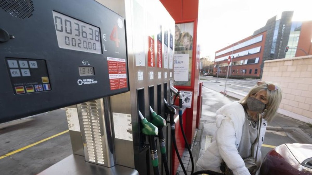 Una usuaria reposta gasoil en una estación de servicio en la ciudad de Valladolid, con el precio por litro en ascenso. -PHOTOGENIC