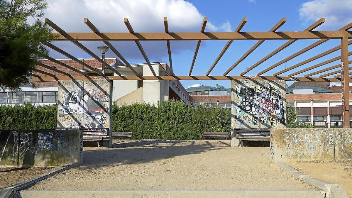 El exhibicionista estaba sentado el banco de la izquierda y llamó a la joven cuando ésta bajaba las escaleras junto al IES Julián Marías de Parquesol.-J.M. LOSTAU