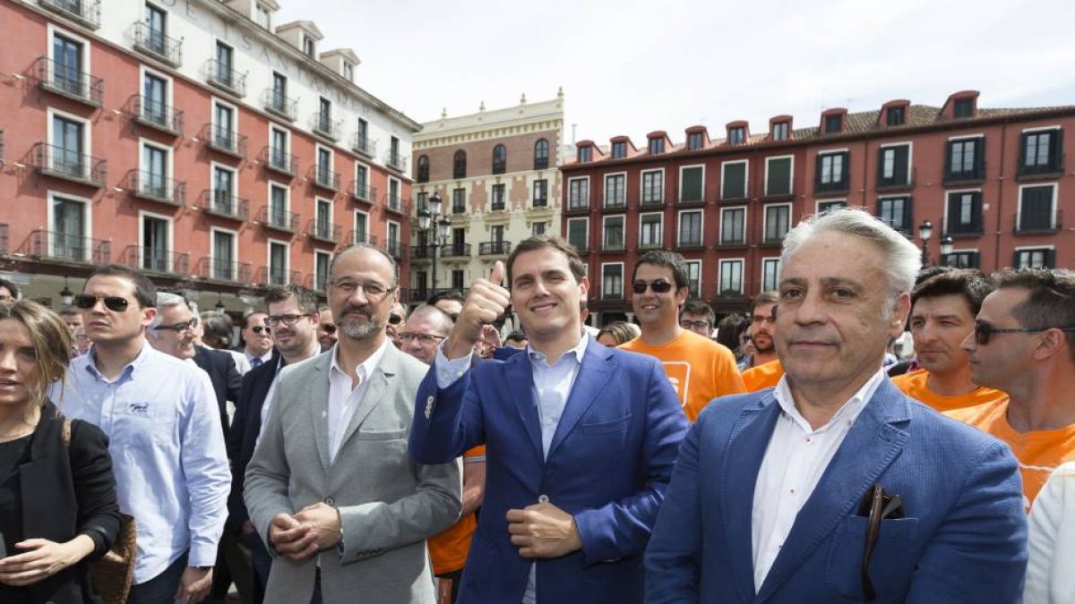 El presidente de Ciudadanos, Albert Rivera (2D), se pasea con candidatos y simpatizantes del partido por la Plaza Mayor de Valladolid, calle Santiago y Plaza Zorrilla.-Ical