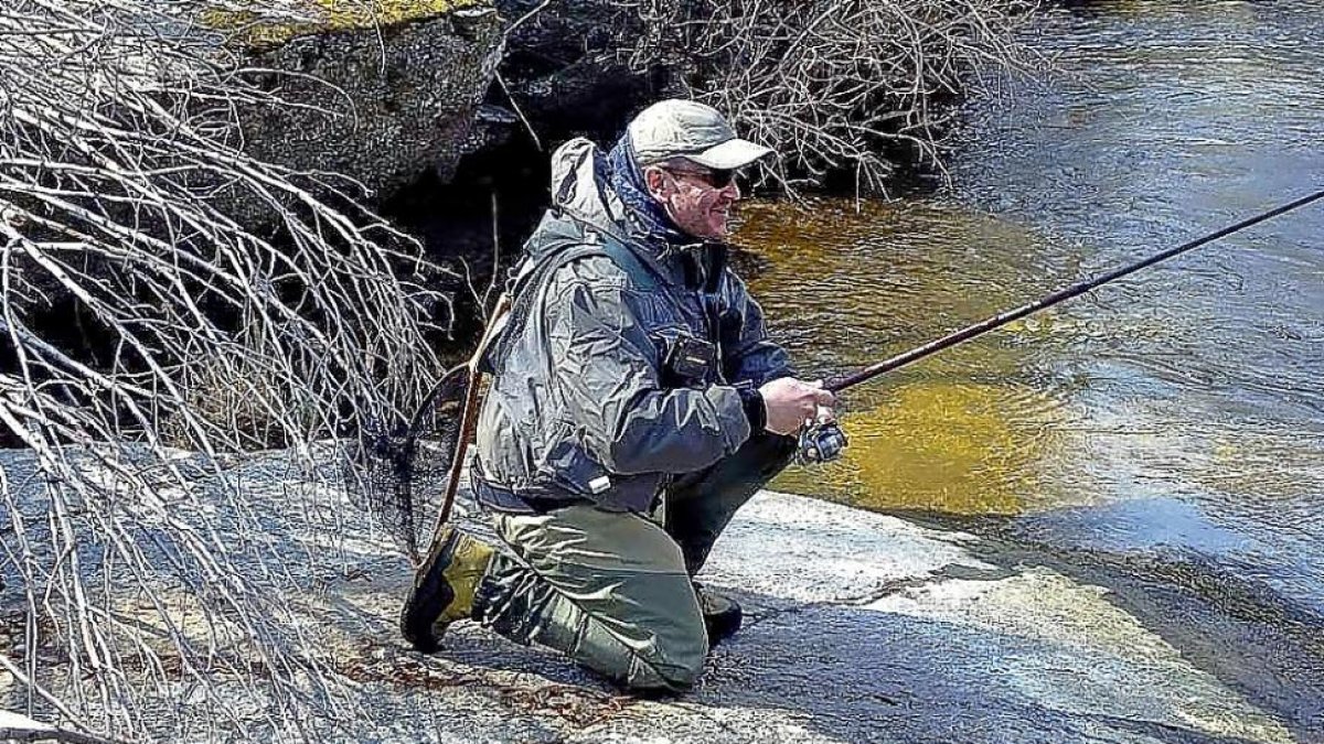 Pescador de lance ligero durante una jornada en el alto Tormes abulense.-L. FUENTE
