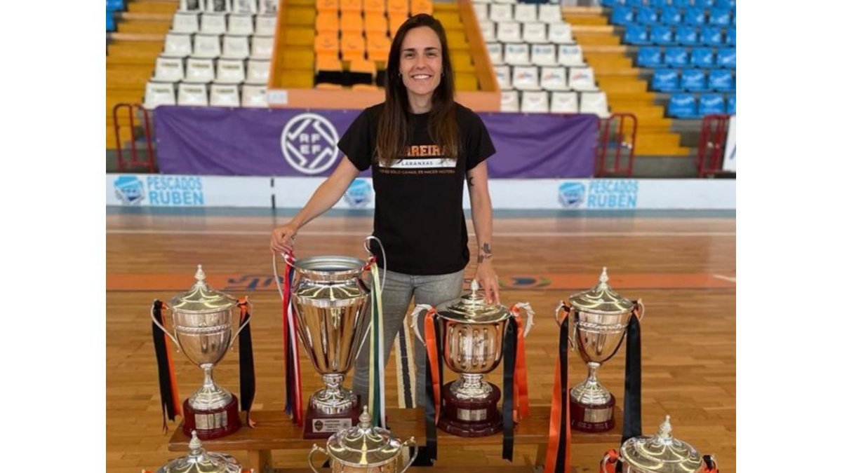 Leticia con los trofeos ganados en Burela. / E. M.