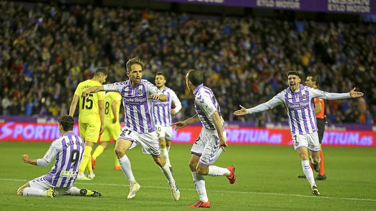 Míchel, feliz tras anotar el gol, celebra el gol junto a Nacho con Ünal de rodillas y Waldo abriendo los brazos.-MIGUEL ÁNGEL SANTOS