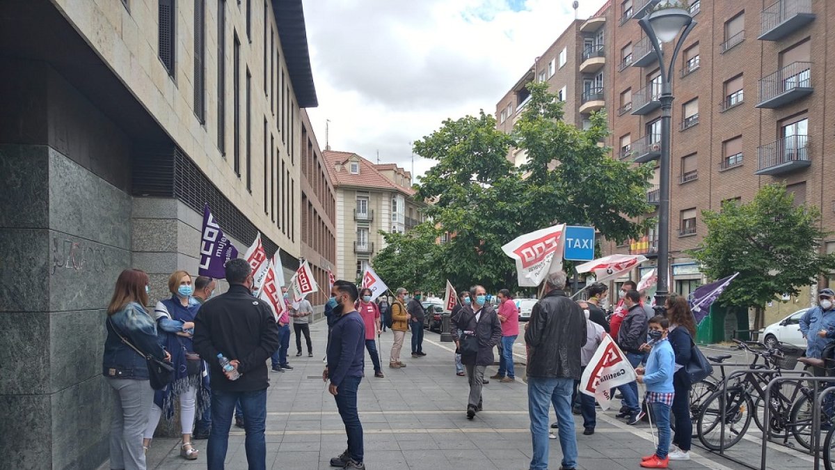Concentración en apoyo al ex delegado de salud de Lingotes Especiales esta mañana. - EL MUNDO