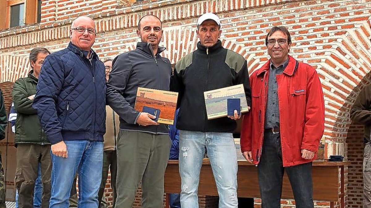 Los cazadores vallisoletanos Nicanor Magaz e Iñaqui Casado, en el centro, con las autoridades de Olmedo.-LEONARDO DE LA FUENTE