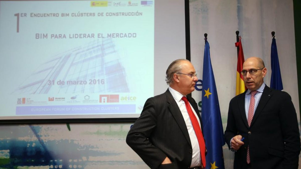 El viceconsejero de Economía y Competitvidad, Carlos Martín Tobalina, inaugura el primer encuentro BIM de Clúster de Construcción junto al presidente de AICE, Alejandro Miranda.-ICAL