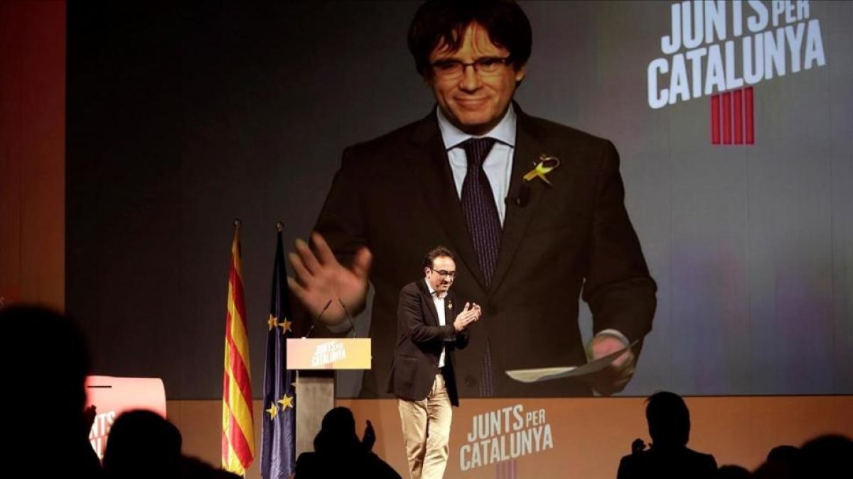 Puigdemont interviene por videoconferencia en el acto de este domingo de JxCat en Mollerussa.-SUSANNA SAEZ (EFE)