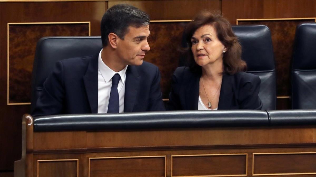 El presidente del Gobierno, Pedro Sánchez, acompañado de la vicepresidenta Carmen Calvo.-EFE
