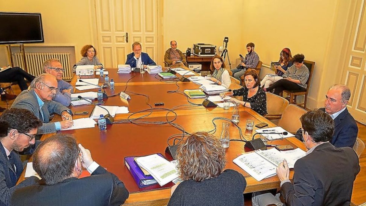 Saravia, al fondo, durante la comparecencia en la comisión del soterramiento.-E. M.